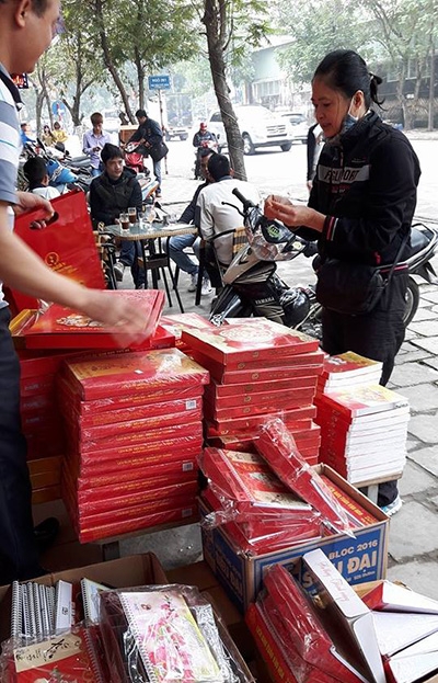 Thị trường lịch tết năm nay kh&aacute; trầm lắng, sức mua k&eacute;m