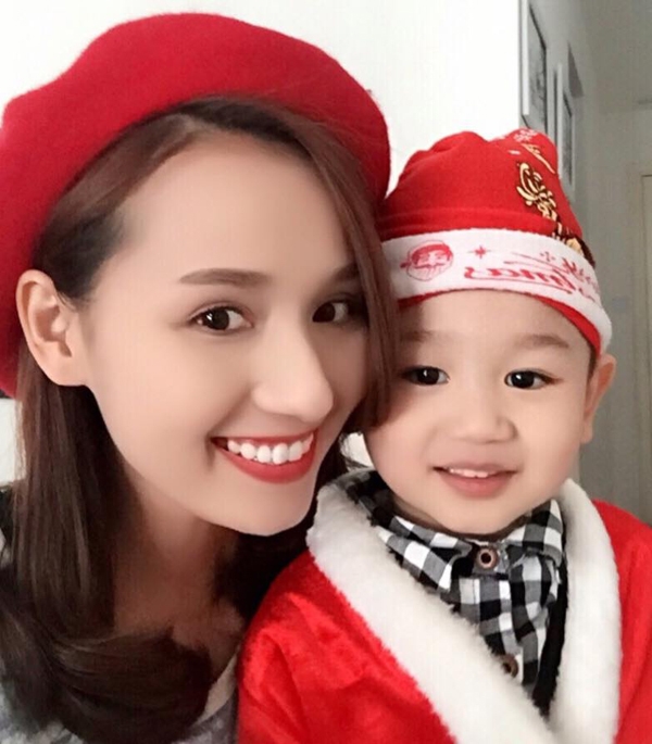 Diễn vi&ecirc;n L&atilde; Thanh Huyền chia sẻ tr&ecirc;n fb d&ograve;ng trạng th&aacute;i dễ thương về cậu con trai trong bộ đồ &ocirc;ng gi&agrave; Noel: