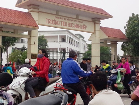 Một nguy&ecirc;n nh&acirc;n kh&aacute;c l&agrave; nhiều phụ huynh, con em muốn đến trường nhưng lại bị một số lực lượng ngăn cản.