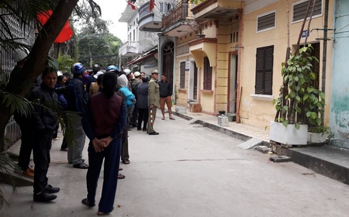 H&agrave;ng chục hộ d&acirc;n tại đ&acirc;y b&agrave;ng ho&agrave;ng trước sự việc xảy ra.