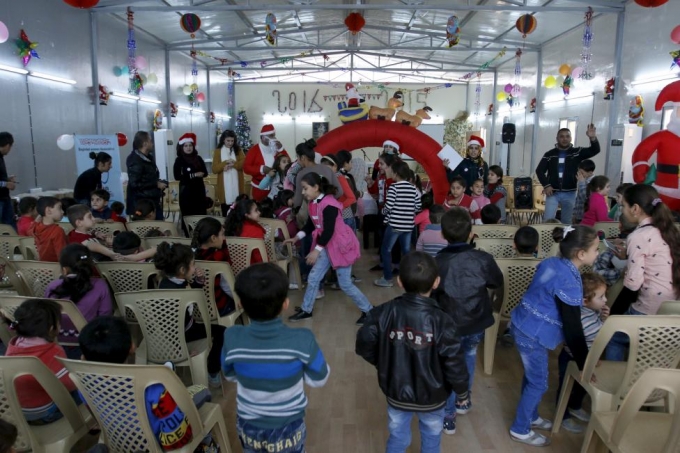 Buổi lễ ch&agrave;o đ&oacute;n Gi&aacute;ng sinh của trẻ em Iraq. Chiến tranh loạn lạc khiến cho người ta kh&ocirc;ng c&ograve;n quan t&acirc;m đến sự kh&aacute;c biệt t&ocirc;n gi&aacute;o. Quan trọng hơn cả l&agrave; cuộc sống b&igrave;nh y&ecirc;n. (Ảnh: Reuters)