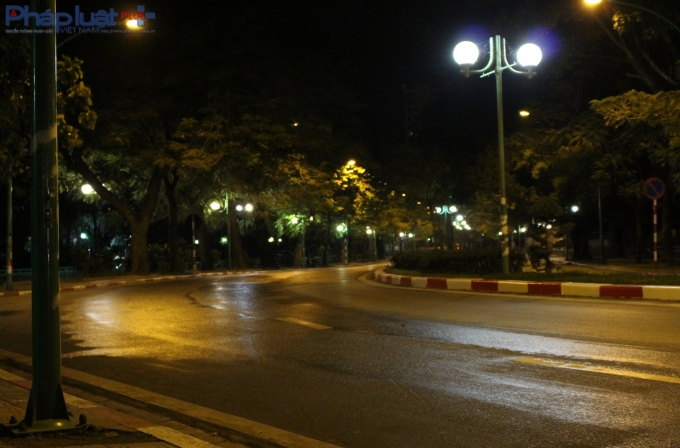 Đường cua nhưng kh&ocirc;ng được thiết kế theo mặt phẳng dẫn đến người điều khiển xe m&aacute;y dễ bị trượt ra ngo&agrave;i theo qu&aacute;n t&iacute;nh. (Ảnh: Đức Bi&ecirc;n)