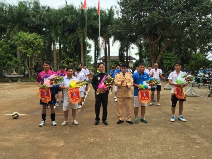 Đại t&aacute; Hồ C&ocirc;ng Hoa, Trưởng ph&ograve;ng Cảnh s&aacute;t giao th&ocirc;ng C&ocirc;ng an tỉnh Đăk N&ocirc;ng trao hoa cho đại diện c&aacute;c đội b&oacute;ng tại lễ khai mạc.