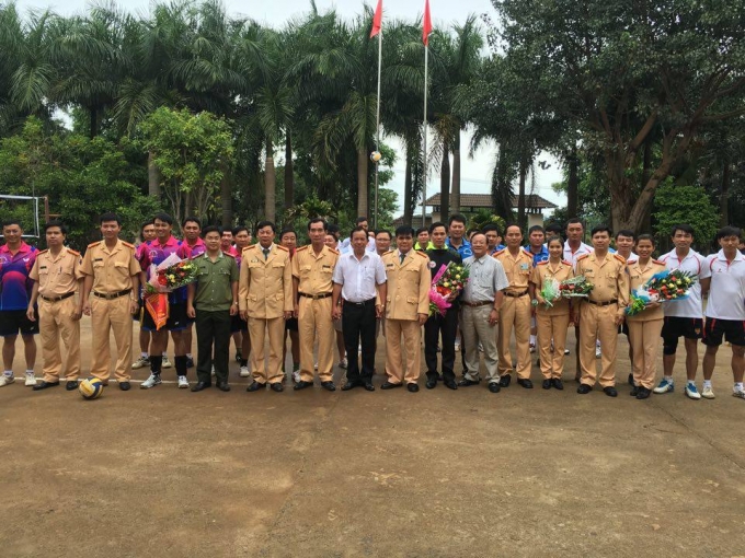 Lanh dao va cac dai bieu chup hinh luu niem cung cac doi bong