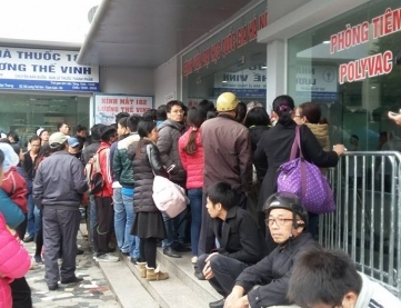 Cảnh d&ograve;ng người xếp h&agrave;ng chờ đến lượt để được ti&ecirc;m cho c&aacute;c b&eacute;.