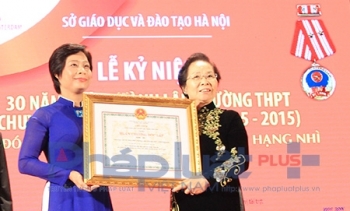 Trường THPT chuyên Amsterdam vinh dự đón nhận Huân chương Độc lập hạng Nhì