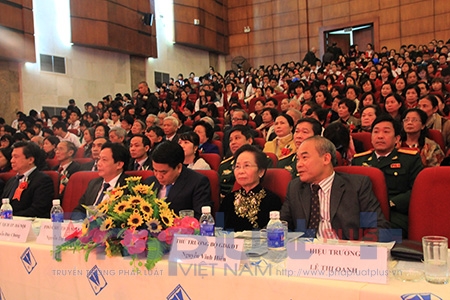 Ph&oacute; Chủ tịch nước Nguyễn Thị Doan v&agrave;&nbsp;Thứ trưởng Bộ GD &ndash; ĐT - Nguyễn Vinh Hiển c&ugrave;ng dự buổi lễ. Ảnh: Loan Bảo.