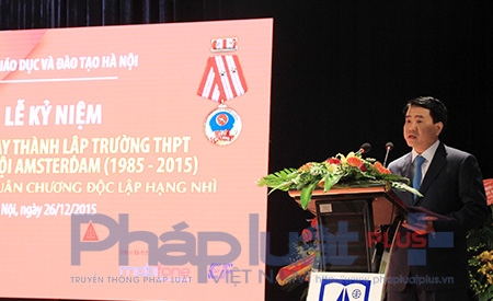 &nbsp;Chủ tịch UBND TP H&agrave; Nội đ&aacute;nh gi&aacute; cao chặng đường 30 năm ph&aacute;t triển v&agrave; trưởng th&agrave;nh của trường Ams. Ảnh: Loan Bảo.