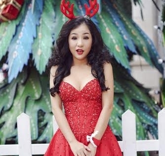Danh hài Thúy Nga khoe vòng 1 gợi cảm trong bộ ảnh giáng sinh