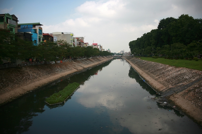 Nước s&ocirc;ng T&ocirc; Lịch đặc qu&aacute;nh một m&agrave;u... đen