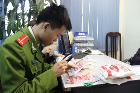 Tổ c&ocirc;ng t&aacute;c tiến h&agrave;nh kiểm tra x&aacute;c minh bột ngọt được đ&oacute;ng g&oacute;i bằng bao b&igrave; giả.(ảnh Đ&ocirc;ng Bắc)