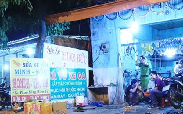 Tiệm sửa xe Minh Đức, nơi xảy ra vụ &aacute;n mạng thương t&acirc;m 2 người chết. Ảnh: H&agrave; Kiều