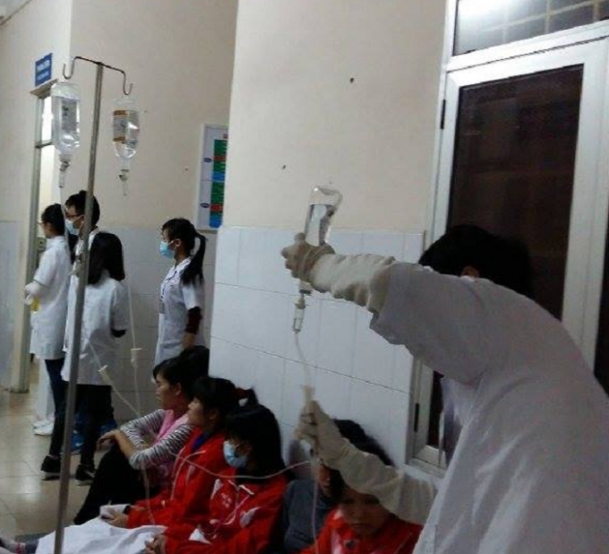 Bệnh viện Việt Tiệp đ&atilde; phải huy động to&agrave;n bộ lực lượng y b&aacute;c sĩ để sơ cứu c&aacute;c c&ocirc;ng nh&acirc;n.