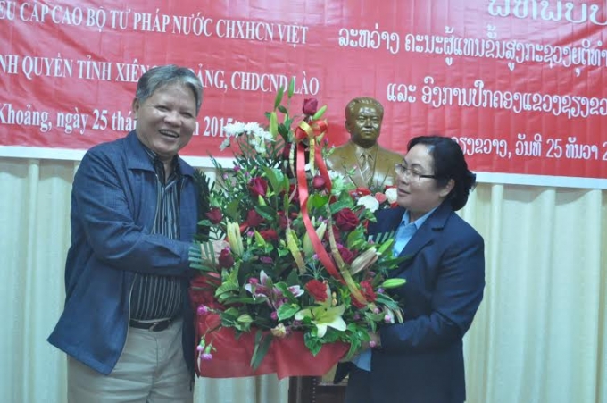 Ph&oacute; B&iacute; thư Tỉnh uỷ - Ph&oacute; Tỉnh trưởng Xi&ecirc;ng Khoảng U Th&ecirc;n - Ma Sỷ S&ocirc;n Xay tặng hoa Bộ trưởng H&agrave; H&ugrave;ng Cường.