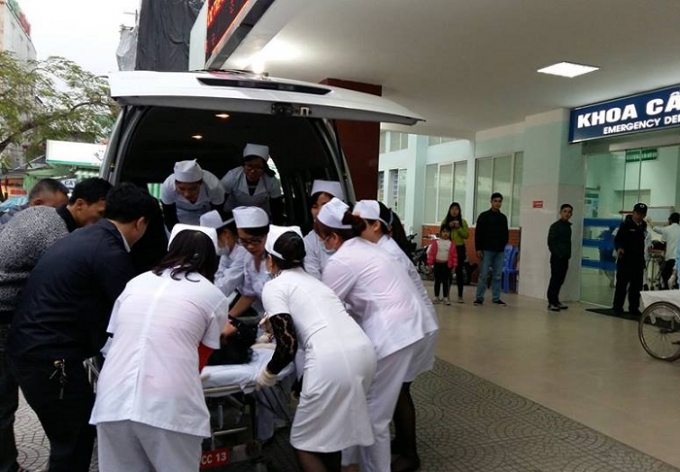 H&agrave;ng trăm c&ocirc;ng nh&acirc;n nghi bị ngộ độc đang được cấp cứu tại bệnh viện Việt Tiệp.