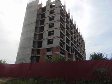 Khu nh&agrave; KTX bỏ hoang 4 năm nay, nhiều hạng mục đ&atilde; xuống cấp&nbsp;Ảnh: P.Trần