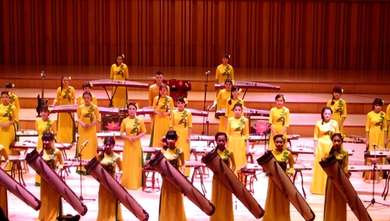 Tiết mục biểu diễn ch&agrave;o mừng trong Lễ trao học bổng&nbsp;