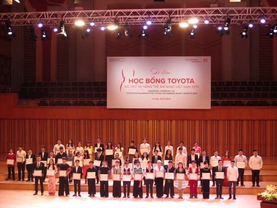 C&aacute;c em sinh vi&ecirc;n l&ecirc;n nhận học bổng Toyota hỗ trợ t&agrave;i năng trẻ &acirc;m nhạc Việt Nam 2015.