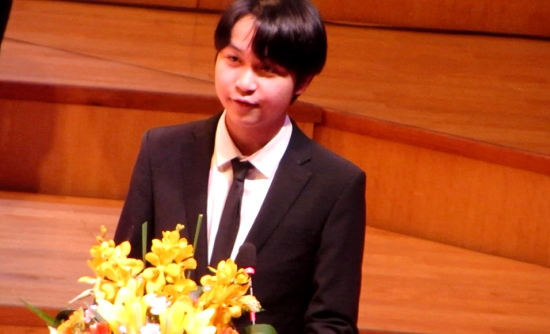 Nguyễn Đăng Quang đại diện cho c&aacute;c sinh vi&ecirc;n nhận học bổng l&ecirc;n ph&aacute;t biểu.