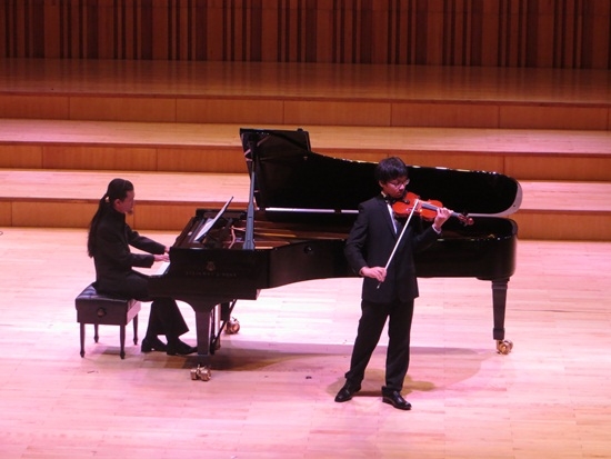 Trần L&ecirc; Quang Tiến - sinh vi&ecirc;n &acirc;m nhạc t&agrave;i năng gi&agrave;nh giải nhất cuộc thi đ&agrave;n D&acirc;y quốc tế Mozart Th&aacute;i Lan 2015 biểu diễn c&ugrave;ng thầy Trần Th&aacute;i Linh.&nbsp;