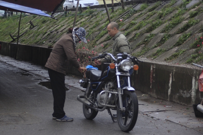 Những năm gần đ&acirc;y, người H&agrave; Nội đ&atilde; bắt đầu đi mua đ&agrave;o về chơi Tết dương lịch chứ kh&ocirc;ng chỉ v&agrave;o dịp Tết &acirc;m lịch như trước.