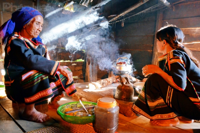 Hương c&agrave; ph&ecirc; lan tỏa trong căn bếp của người &Ecirc; đ&ecirc; (Ảnh: Đo&agrave;n Bắc)