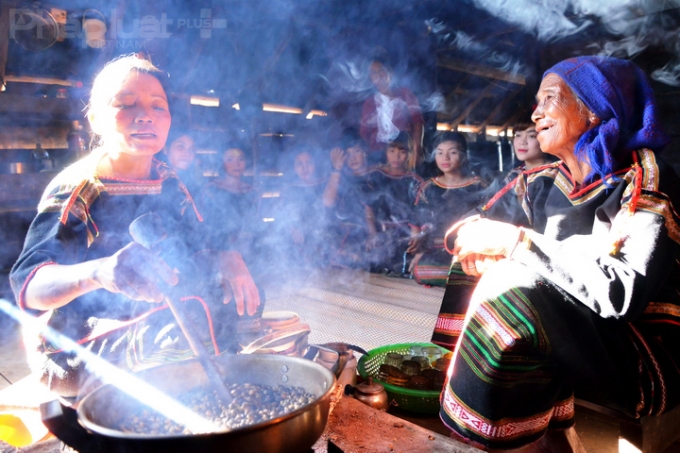 M&iacute; Yă Bě v&agrave; Am&iacute; Choan rang c&agrave; ph&ecirc; tr&ecirc;n bếp củi. (Ảnh: Đo&agrave;n Bắc)