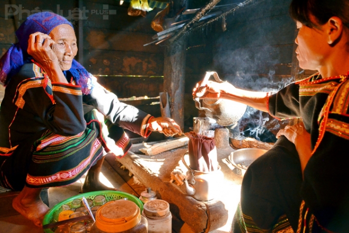 H&ograve;a tan bột c&agrave; ph&ecirc; bằng nước đang s&ocirc;i ở bếp chủ. (Ảnh: Đo&agrave;n Bắc)