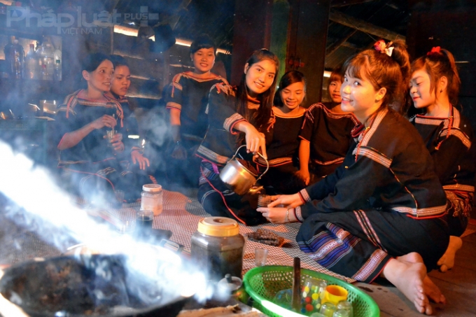 Sự quyến rũ trong phong c&aacute;ch uống c&agrave; ph&ecirc; &Ecirc; Đ&ecirc;. (Ảnh: Đo&agrave;n Bắc)