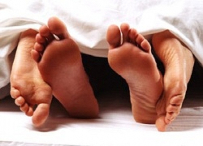 Bắt c&aacute; hai tay, đẩy bạn t&igrave;nh v&agrave;o v&ograve;ng lao l&yacute; (Ảnh: Internet)