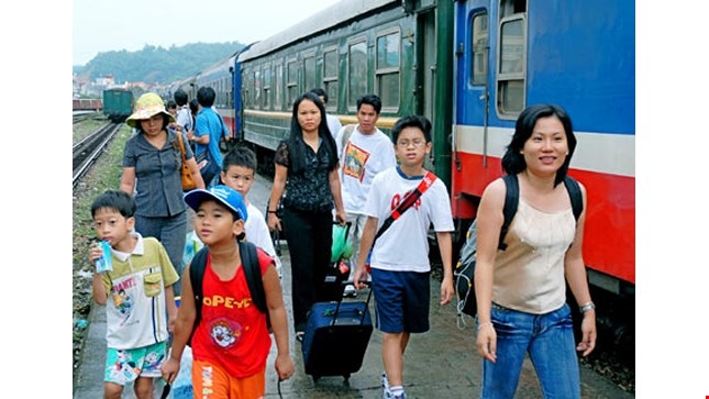 Đối với h&agrave;nh kh&aacute;ch trốn v&eacute;, khi bị ph&aacute;t hiện tổ c&ocirc;ng t&aacute;c sẽ ki&ecirc;n quyết mời xuống t&agrave;u (Ảnh minh họa).