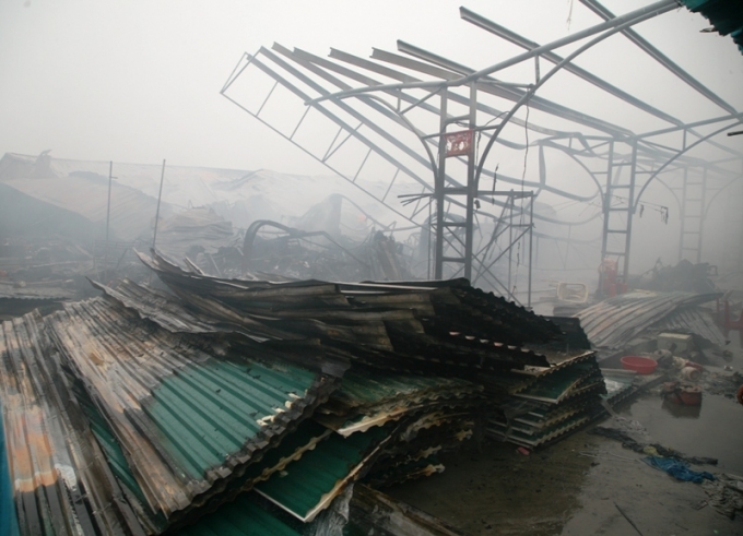 Những ki-ốt bị thi&ecirc;u rụi chỉ c&ograve;n trơ khung sắt, cảnh s&aacute;t PCCC vẫn miệt m&agrave;i dập những tia lửa c&ograve;n s&oacute;t lại...