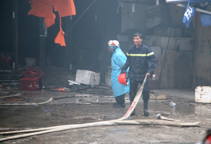 Sự mệt mỏi hiện r&otilde; tr&ecirc;n khu&ocirc;n mặt của chiến sĩ PCCC sau hơn 3h li&ecirc;n tiếp cố gắng dập tắt đ&aacute;m ch&aacute;y.