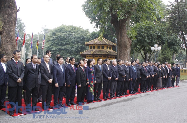 Tới dự buổi lễ c&oacute; Ph&oacute; Thủ tướng - Bộ trưởng Ngoại giao Phạm B&igrave;nh Minh - Trưởng đo&agrave;n Ngoại giao tại H&agrave; Nội; Đại sứ Marooco El Houcine Fardani; Đại sứ, Đại biện, đại diện c&aacute;c Đại sứ qu&aacute;n c&aacute;c nước ASEAN, quan s&aacute;t vi&ecirc;n v&agrave; c&aacute;c nước đối thoại tại H&agrave; Nội c&ugrave;ng nhiều l&atilde;nh đạo v&agrave; nguy&ecirc;n l&atilde;nh đạo Bộ Ngoại giao. Ảnh: Như Trường.