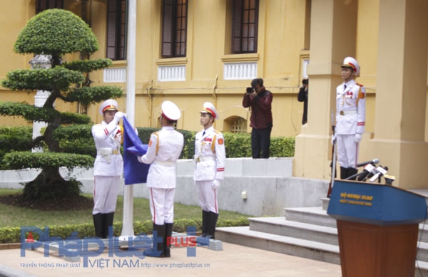 Lễ thượng cờ ASEAN. Ảnh: Như Trường.