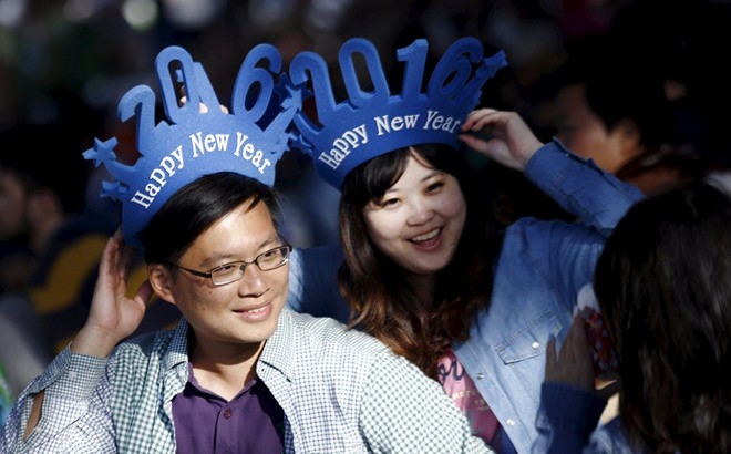 Người d&acirc;n ở Sydney, Australia, đội mũ c&oacute; d&ograve;ng chữ 2016 đ&atilde; sẵn s&agrave;ng ch&agrave;o đ&oacute;n năm mới. Ảnh: Reuters