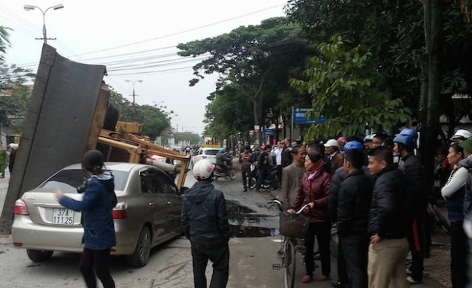 &nbsp;Vụ tai nạn giao th&ocirc;ng khiến giao th&ocirc;ng trở n&ecirc;n &ugrave;n tắc cục bộ.