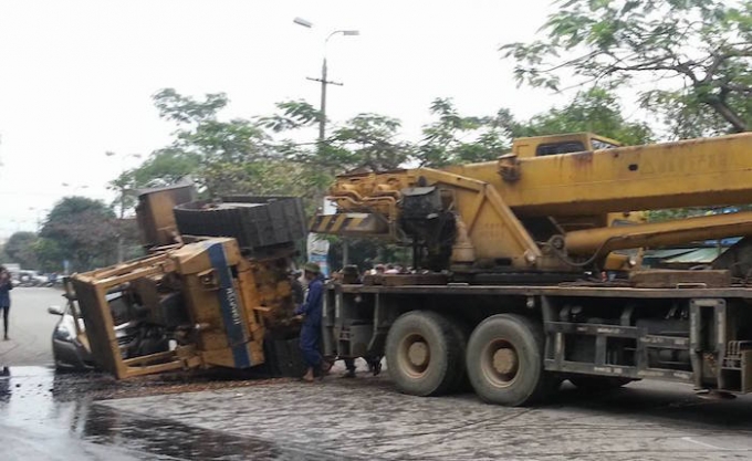 &nbsp;Vụ tai nạn khiến t&agrave;i xế xe con chỉ bị x&acirc;y x&aacute;t nhẹ.