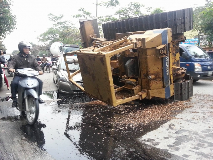 Nghệ An: Xe c&aacute;n bộ kiểm l&acirc;m bị m&aacute;y x&uacute;c đ&egrave; bẹp d&uacute;m