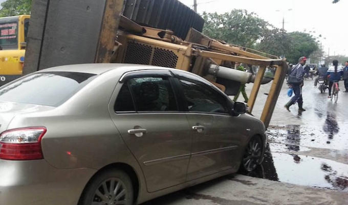 Nghệ An: Xe c&aacute;n bộ kiểm l&acirc;m bị m&aacute;y x&uacute;c đ&egrave; bẹp d&uacute;m