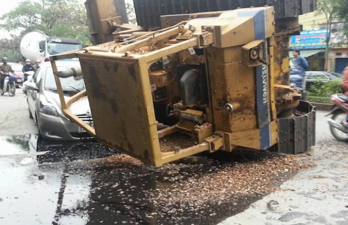 Nghệ An: Xe c&aacute;n bộ kiểm l&acirc;m bị m&aacute;y x&uacute;c đ&egrave; bẹp d&uacute;m