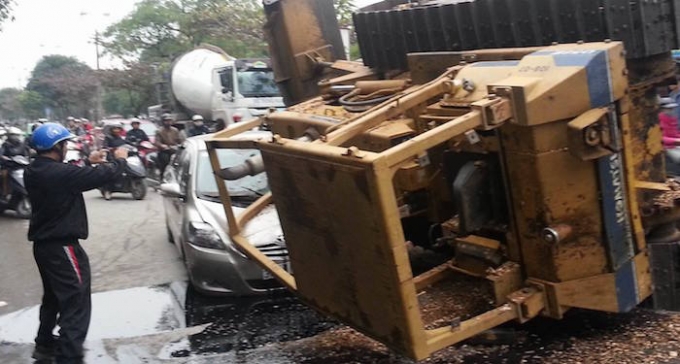 Nghệ An: Xe c&aacute;n bộ kiểm l&acirc;m bị m&aacute;y x&uacute;c đ&egrave; bẹp d&uacute;m