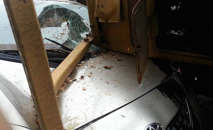 Nghệ An: Xe c&aacute;n bộ kiểm l&acirc;m bị m&aacute;y x&uacute;c đ&egrave; bẹp d&uacute;m