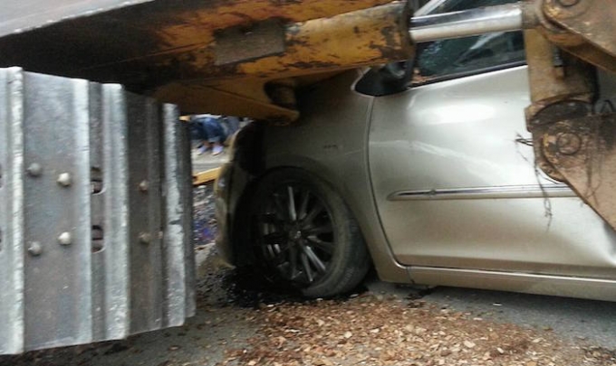 Nghệ An: Xe c&aacute;n bộ kiểm l&acirc;m bị m&aacute;y x&uacute;c đ&egrave; bẹp d&uacute;m