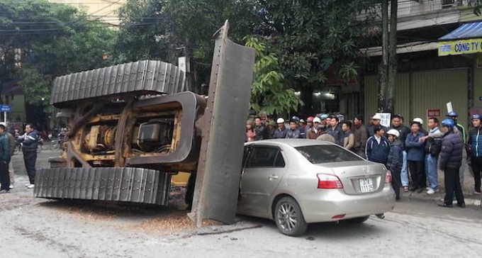 Nghệ An: Xe c&aacute;n bộ kiểm l&acirc;m bị m&aacute;y x&uacute;c đ&egrave; bẹp d&uacute;m