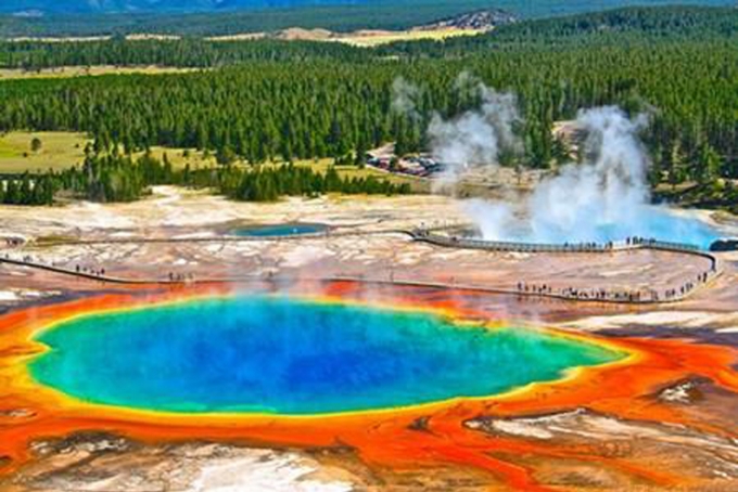 hồ nước n&oacute;ng Grand Prismatic trong c&ocirc;ng vi&ecirc;n quốc gia Yellowstone (Wyoming, Mỹ)