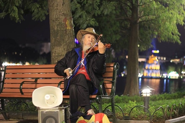 Đ&acirc;y l&agrave; một nghệ sĩ đường phố. &Ocirc;ng được đ&atilde; từng k&eacute;o đ&agrave;n violon b&agrave;i
