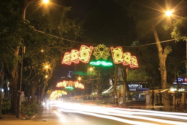 Những &aacute;nh đ&egrave;n rực rỡ tr&ecirc;n đường Điện Bi&ecirc;n Phủ. Ảnh: Như Trường.