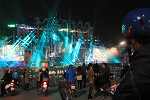 &nbsp;Trong ảnh l&agrave; d&agrave;n đ&egrave;n chuẩn bị c&aacute;c tiết mục đ&oacute;n ch&agrave;o năm mới tại hồ Ho&agrave;n Kiếm. Ảnh: Như Trường.