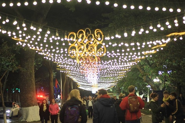 Tại Hồ Gươm, những d&agrave;n đ&egrave;n nhấp nh&aacute;y rất rực rỡ, tạo cảm gi&aacute;c kh&ocirc;ng kh&iacute; năm mới sắp về. Ảnh: Như Trường.